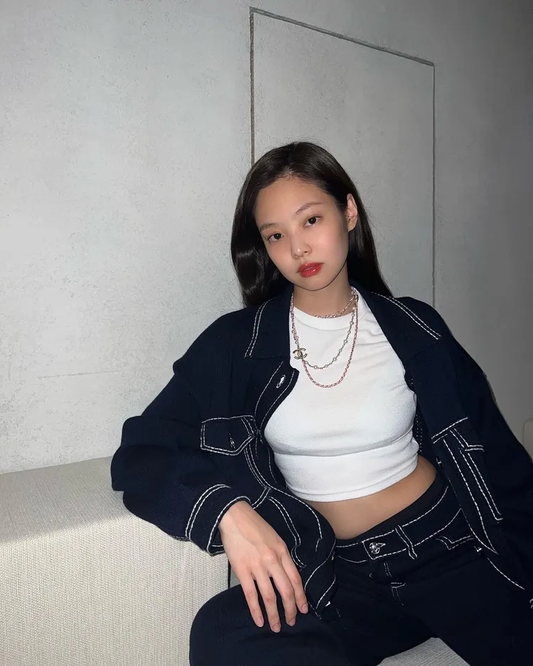 Jennie穿著的廓形羊絨外套，透過撞色車線打造出丹寧布料的視覺。翻攝Jennie IG