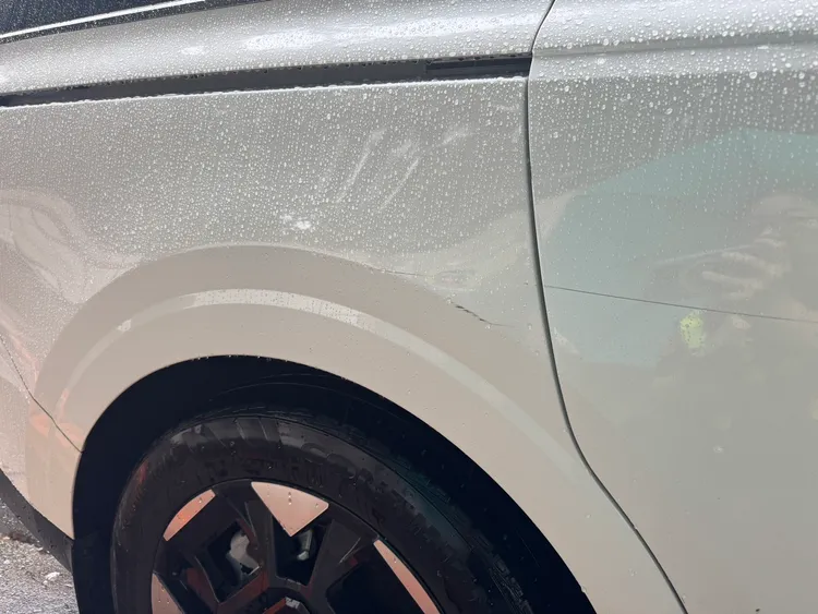 小客車車身被刮傷。翻攝畫面