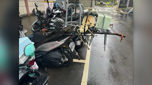 路邊機車鐵架「暗算」路過小客車！駕駛恐吃罰單