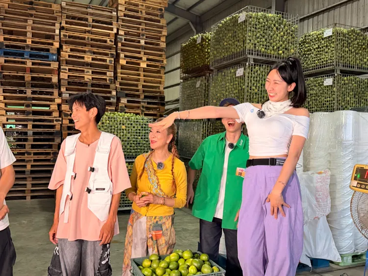 檸檬（右一）999朵玫瑰糗翻。民視提供李