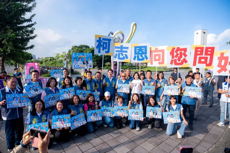 柯志恩14日早上與30多位黨籍議員及候選人於衛武營前，向市民朋友拜票與問早請安。翻攝畫面