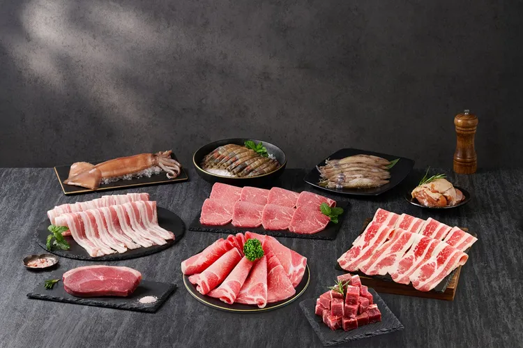 王品嚴選「海陸饕客滿貫燒肉組」包含多達10款精選海陸食材，全套重達2.7公斤，可讓7人共享，只要1999元。王品集團提供
