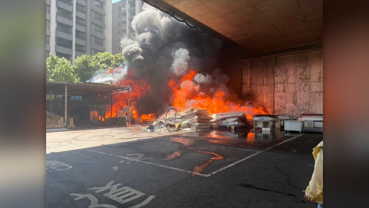 桃園龍潭資源回收廠大火 消防局23車、67人灌救