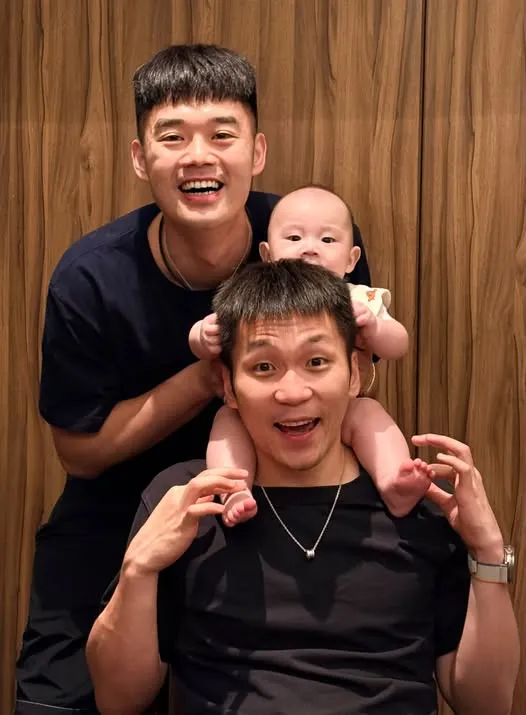 王齊麟扶著愛子Rally讓他坐在李洋肩膀上，李洋則小心翼翼扶著孩子的雙腿，畫面逗趣。翻攝王齊麟臉書
