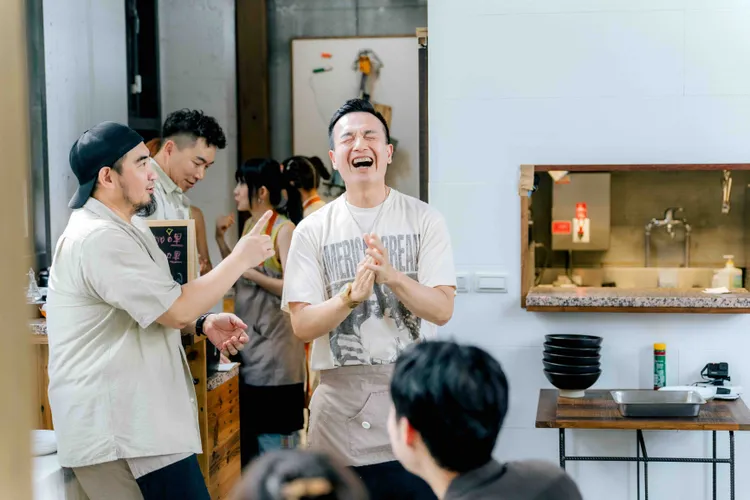 小鐘（右）擔任大來賓。好看娛樂提供