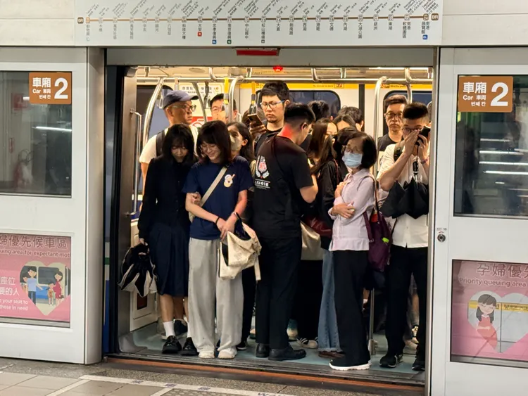 北市府正評估增加文湖線列車車廂的可行性，未來可朝增加車廂方向研議。攝影中心