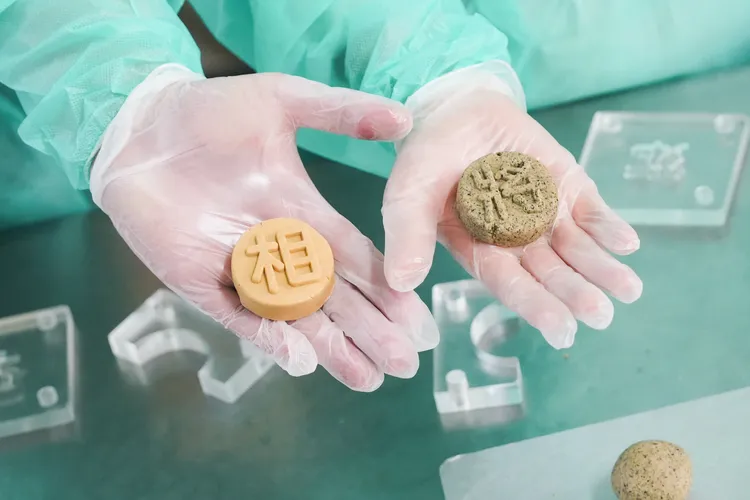 蔡英文、賴瑞隆實際體驗糕餅職人的細心與功夫。賴瑞隆辦公室提供