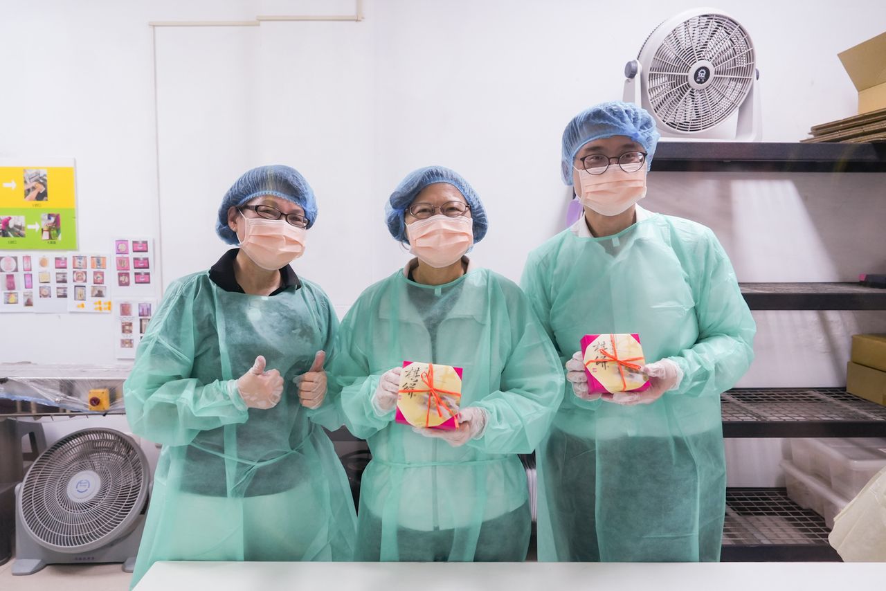 對比國民黨棄單庇護工場!賴瑞隆親自體驗做餅 再加碼買300盒
