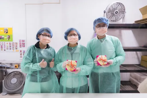 對比國民黨棄單庇護工場！賴瑞隆親自體驗做餅　再加碼買300盒
