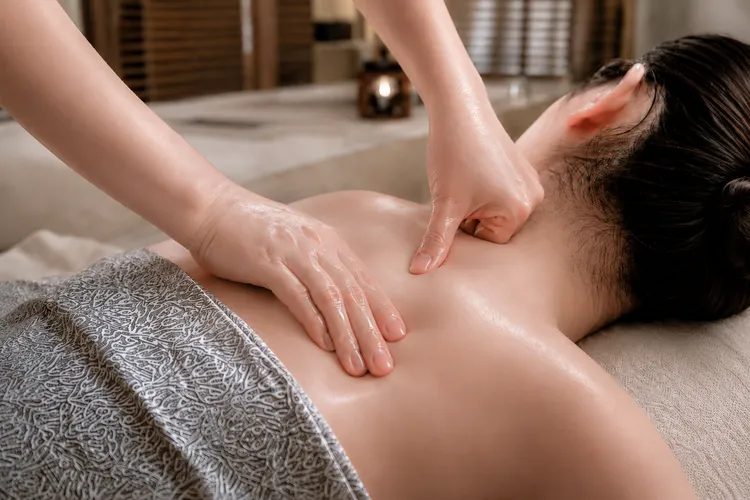 由沐蘭SPA推出的「秋藏柚香SPA」療程包含以柚香精油進行背部、足部與頭肩按摩，讓身心在清新果香中逐步放鬆。台北晶華提供