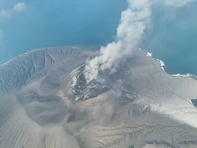從空拍圖可看出火山灰直衝天際，影響飛航安全。路透社