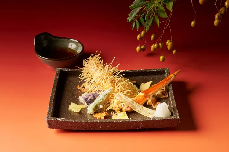 揚物「松葉蟹東寺揚」將甘甜松葉蟹肉裹入春捲皮炸至金黃酥脆，宛如金黃麥穗，搭配栗子南瓜與天婦羅醬汁，映襯秋收季節的豐饒鮮甜。台北美福大飯店提供