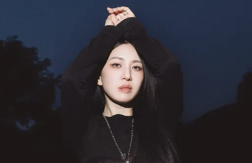 孫燕姿、張韶涵巡演小提琴手原來這麼美　走向幕前！絲襪全破了辣到腿根