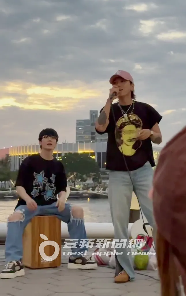 李洪基（右）輕鬆飆出高音，鼓手崔敏煥坐在木鼓箱打拍子。讀者提供