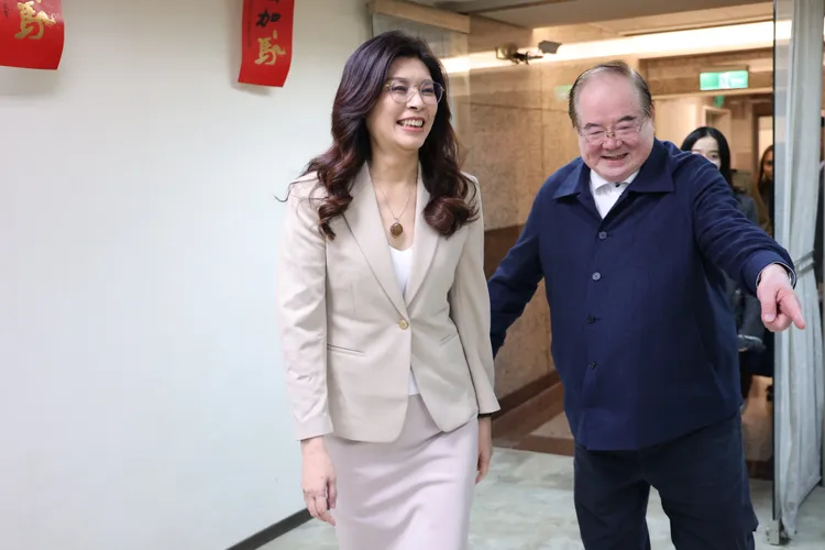 鄭麗文遭范振宗呼巴掌惹議，李乾龍（右）受訪稱「沒這麼嚴重」，當場作勢伸手摸女記者。資料照