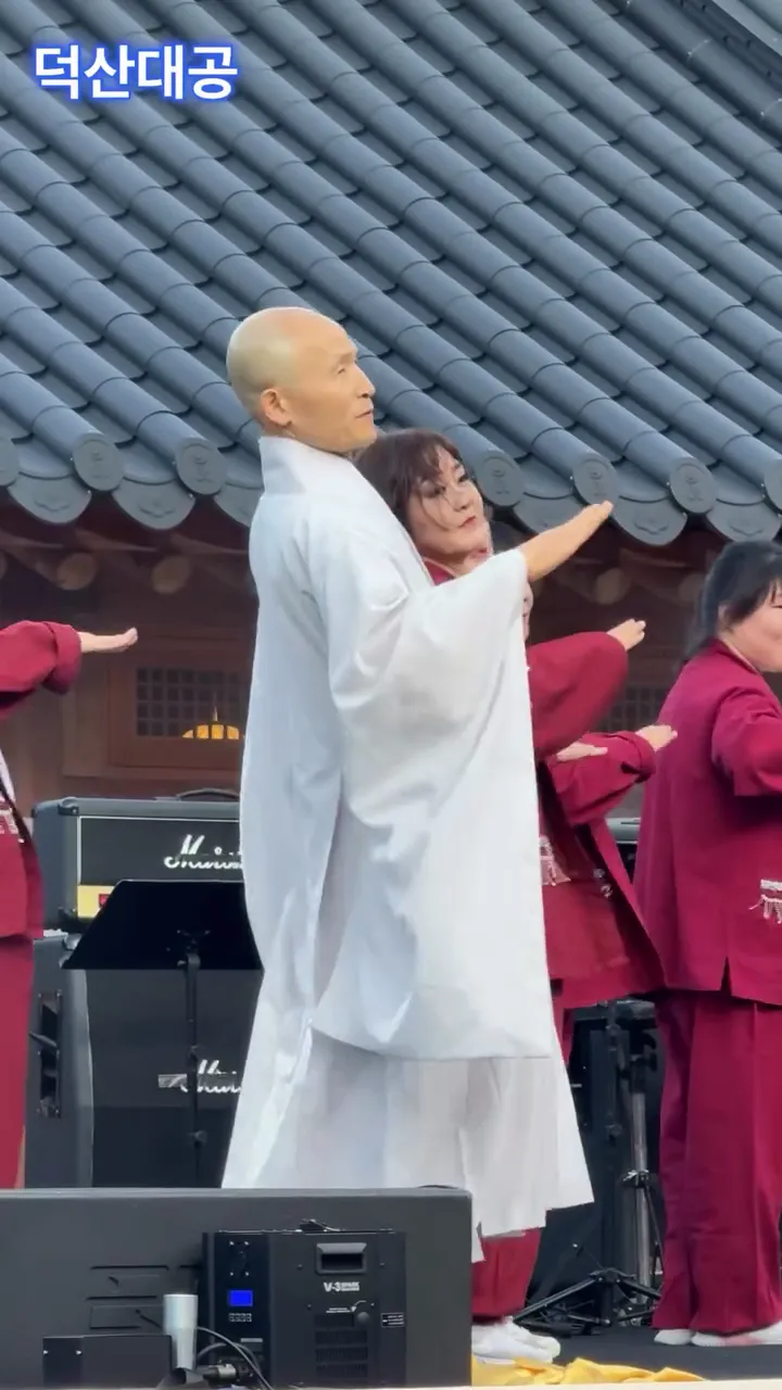 德山法師19日參加「2026水國寺山寺文化節」，大跳《BAD》「震胸舞」。翻攝德山法師IG
