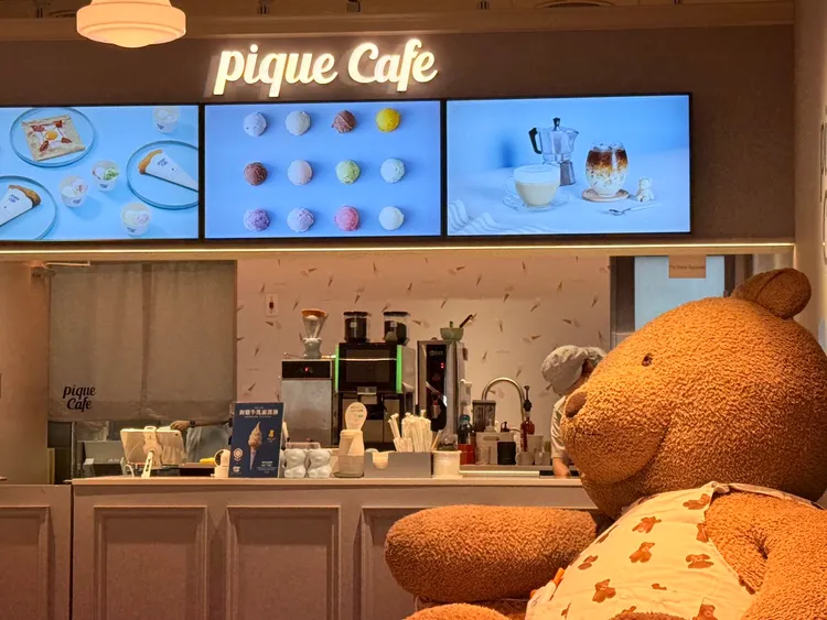 gelato pique cafe遠東Garden City大巨蛋店也特別設置高達2公尺、近乎真人比例的超人氣「熊店長」。陳揚盛攝