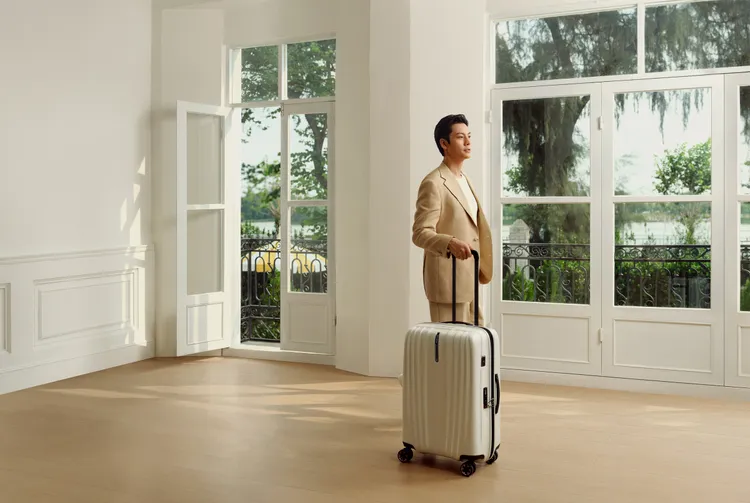 陳偉霆搶先搭配Samsonite NEXIS系列旅行箱。品牌提供