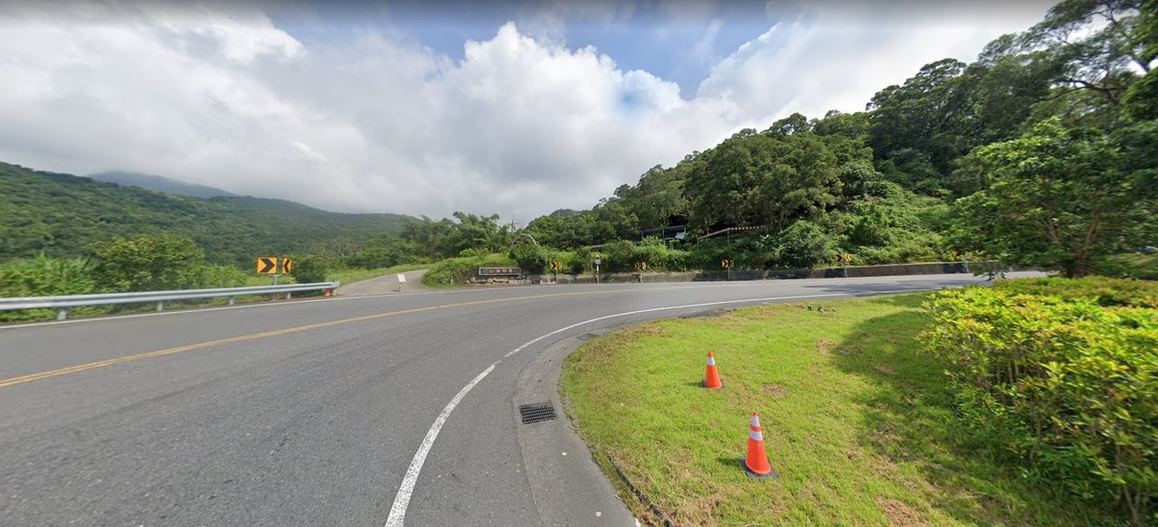千萬超跑墜百米邊坡!車主目睹愛車「一路滑下山」