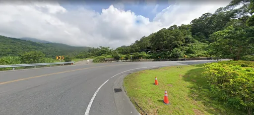 千萬超跑墜百米邊坡！車主目睹愛車「一路滑下山」