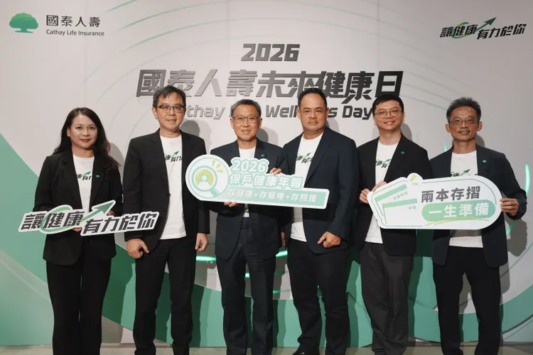 《國泰人壽2026保戶健康年報》揭露保戶人生有15%時間健康受限。國泰人壽倡議，為延長健康時間，民眾要將「健康要存、醫療要備、照護要談」三項行動落實於日常生活中，由國泰人壽總經理林昭廷（左三）率領健康策略核心團隊一起現身說法。國泰人壽提供