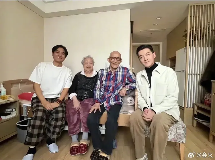 2024年胡歌（右）和陳龍（左）到養老院趟探望游本昌夫婦。翻攝會火微博