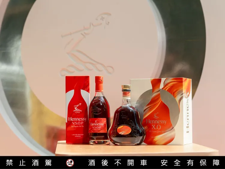 軒尼詩2026中秋限量禮盒，V.S.O.P與X.O瓶身飾以茶葉月輪圖騰。業者提供