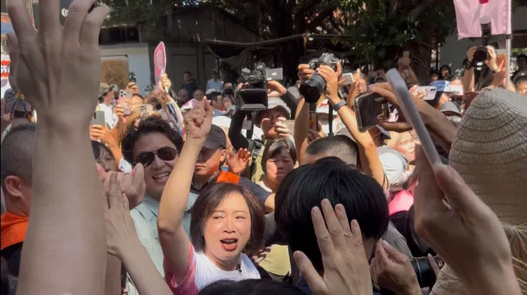 沈伯洋與何欣純從審計新村走到市民廣場，短短1公里走了1個小時。鮮明攝