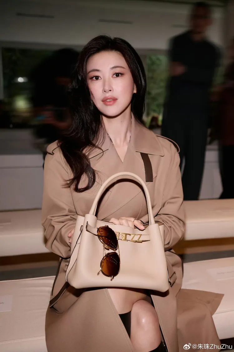 朱珠剛成為TOD’S品牌大使就現身秀場。翻攝朱珠微博