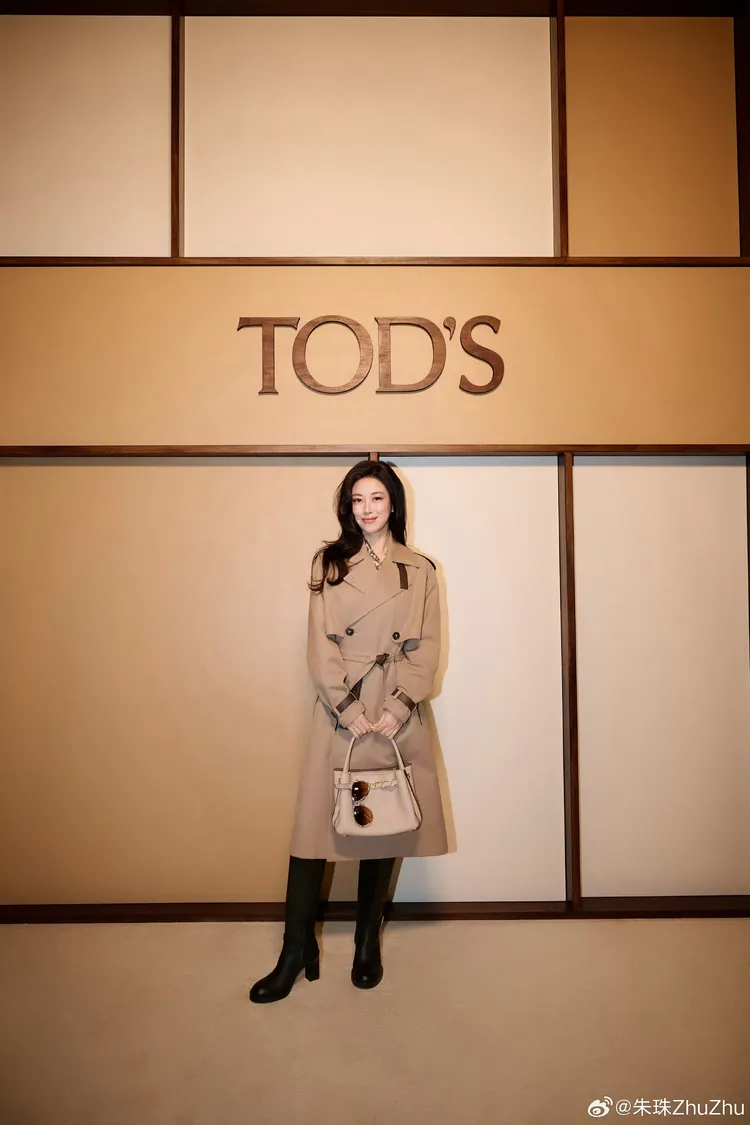 朱珠以長風衣搭配長靴來看TOD’S 2027春夏系列。翻攝朱珠微博