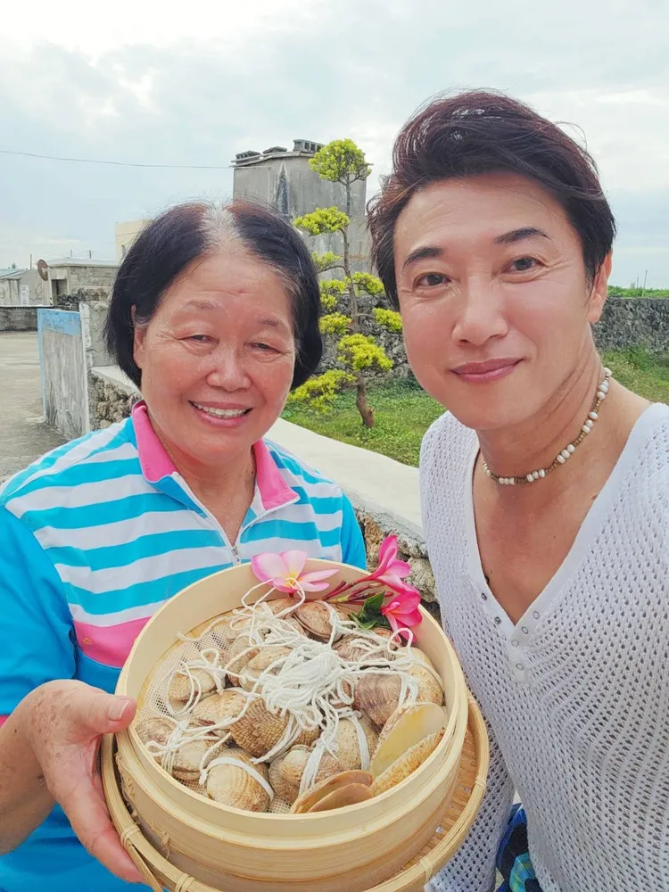 秋芳阿媽（左）帶陳鴻去澎湖的「大冰箱」找尋食材。公視台語台提供