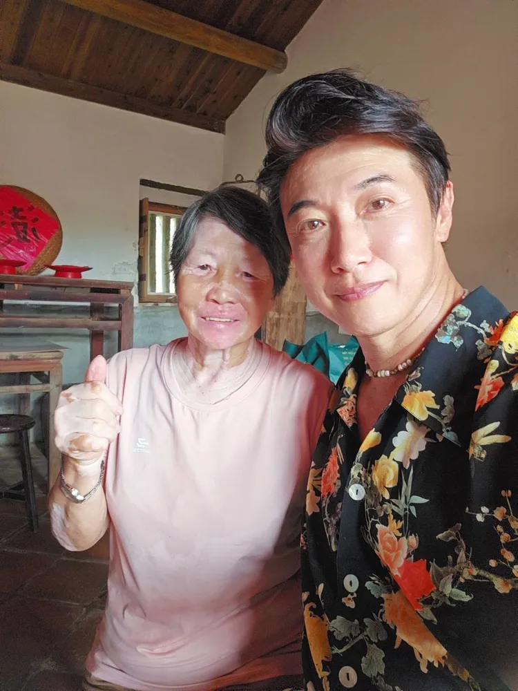 陳鴻（右）幫忙美麗阿媽，做她的小助手，並從中了解阿媽的人生故事。公視台語台提供