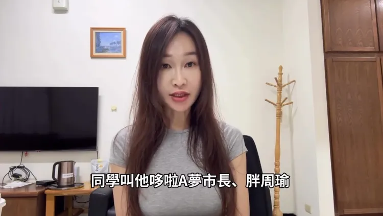 黃瓊慧過去曾力挺遭公審的武陵高中學生，批評藍營將畢業典禮上的玩笑上綱為政治事件。黃瓊慧臉書