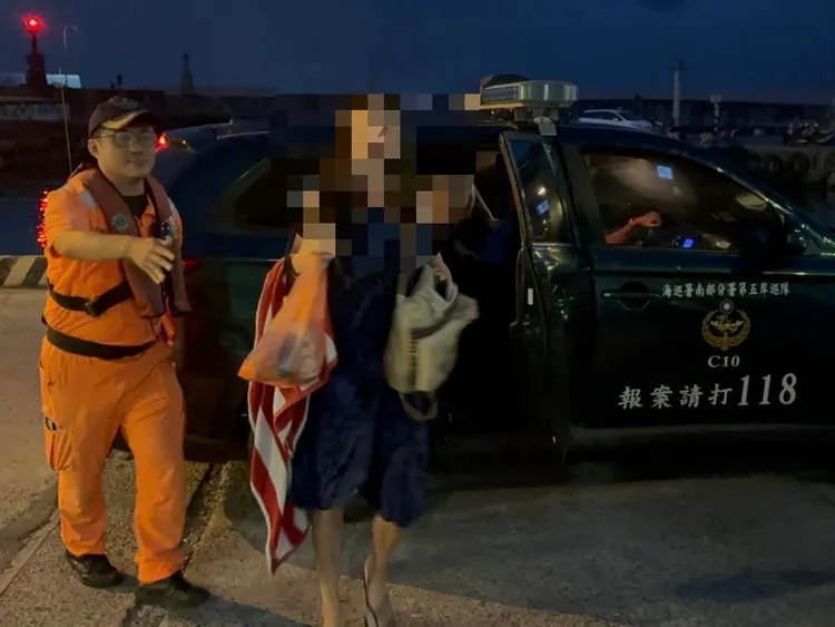 海巡人員將德籍女遊客移送法辦。翻攝畫面