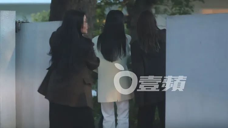 關穎穿白色褲裝，風格俐落。特勤中心攝