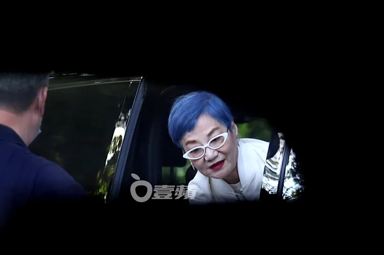 張小燕頂著俐落藍色短髮赴宴。特勤中心攝