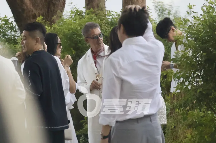 柯震東（右起）與柯爸、柯媽，參加張清芳60歲慶生晚宴。特勤中心攝