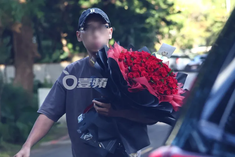 有人送紅色玫瑰花束給張清芳。特勤中心攝
