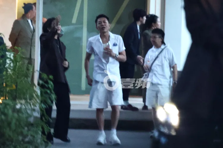 名經紀人蔣承縉（中）一身全白雅痞風赴宴。特勤中心攝