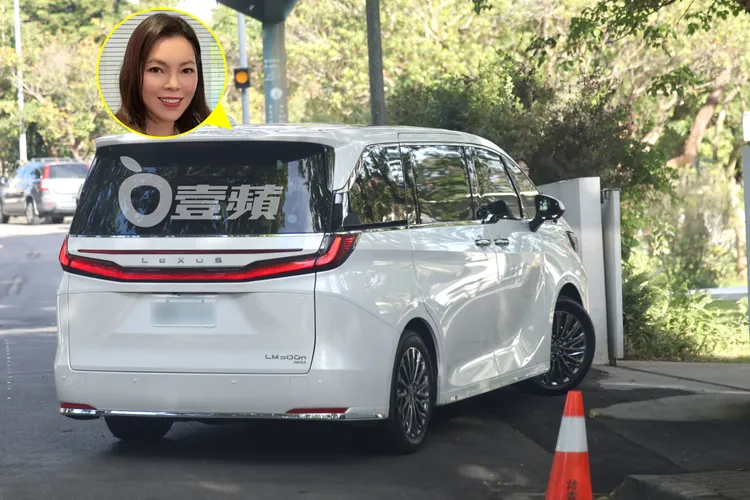 曾馨瑩搭乘白色凌志LM 500h專車，駛入陽明山「初衣食午」園區內下車。特勤中心攝