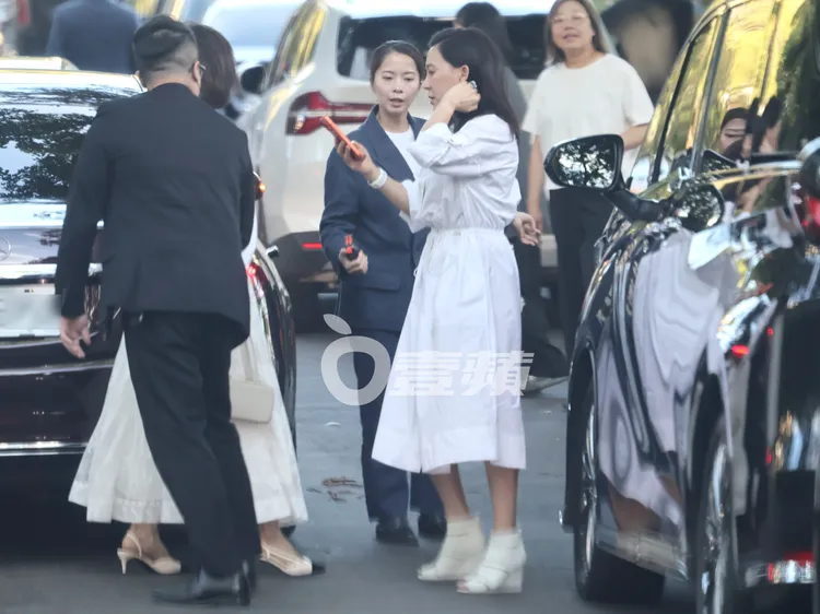 國際珠寶設計師Cindy Chao（中）全白洋裝出席張清芳壽宴。特勤中心攝