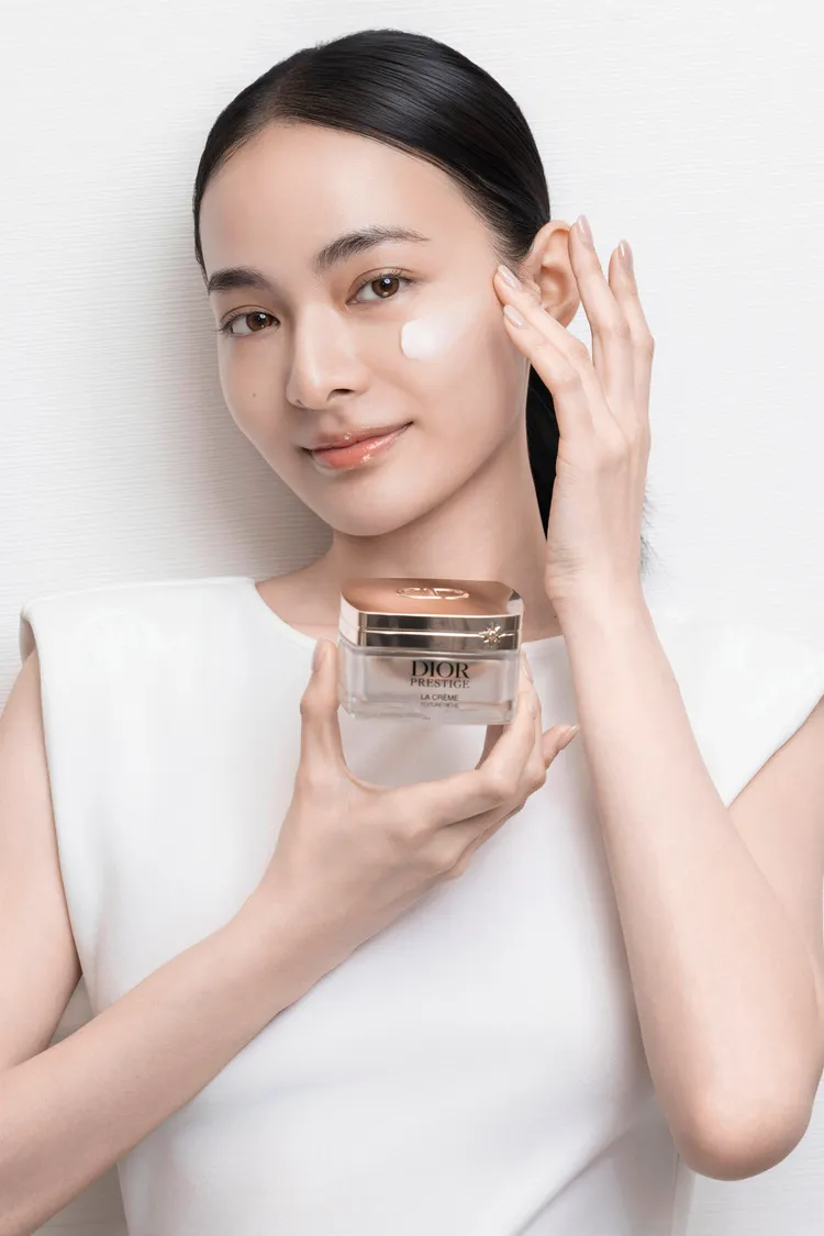 Model示範Dior迪奧精萃再生玫瑰胜肽乳霜。品牌提供