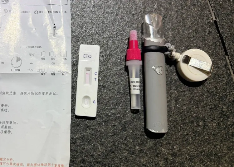 警方查扣電子煙煙桿1支、依托咪酯煙彈2顆及手機，煙彈中驗出依托咪酯陽性反應。翻攝畫面