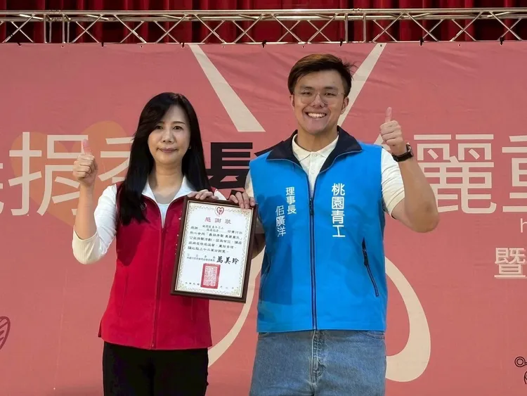 國民黨立委萬美玲與兒子佀廣洋。佀廣洋臉書