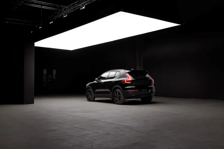 XC40極黑版車尾同樣採黑化設定，包含擾流板、車型銘牌等細節均以黑色處理，搭配整體車身線條，維持簡潔的北歐設計風格。業者提供