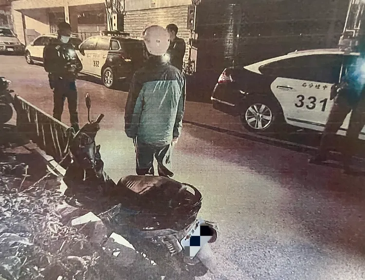 警方逮捕蔡男時，其身著衣服和機車與案發時相同。翻攝畫面