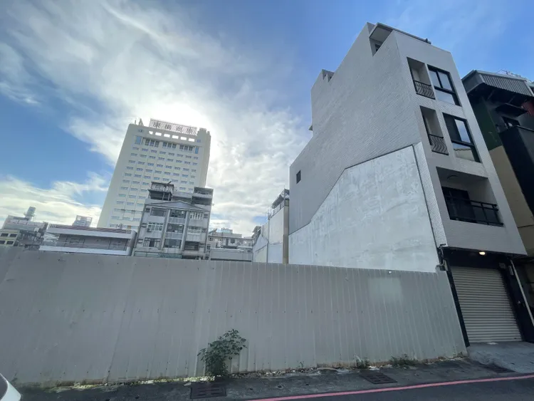 高雄車站周邊因土地十分稀有，因此建商若想整合難度頗高。葉家銘攝