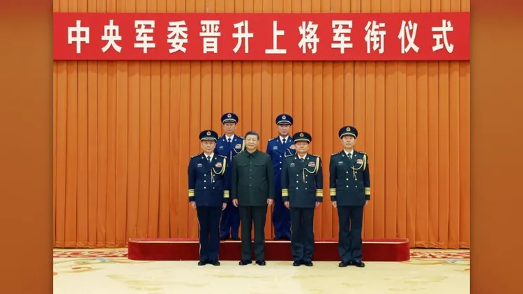 楊志斌（後排左）去年年底，才被中國國家主席習近平（前排左二）拔擢為東部戰區司令，當時只有遠處的戴帽照片。新華網