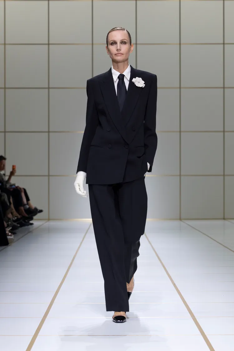 Giorgio Armani 2027春夏大秀Look 22，
靈感源自Armani先1942年初領聖體時所穿著的服裝。品牌提供