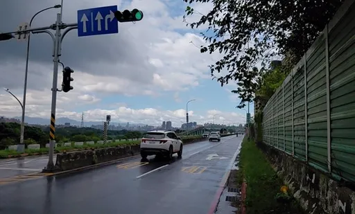 土城擺接堡路危險車流重新洗牌！　車道重整50→40公里、尖峰禁大車右轉　